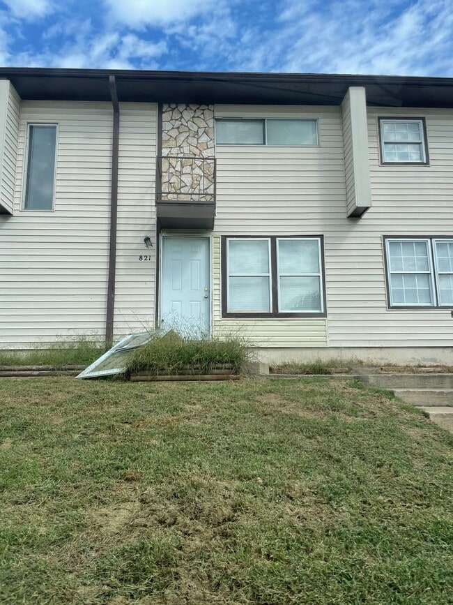 Building Photo - 3 bed 1.5 bath town home.