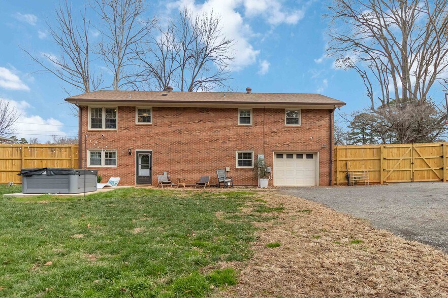 Building Photo - 405 Hillcrest Dr