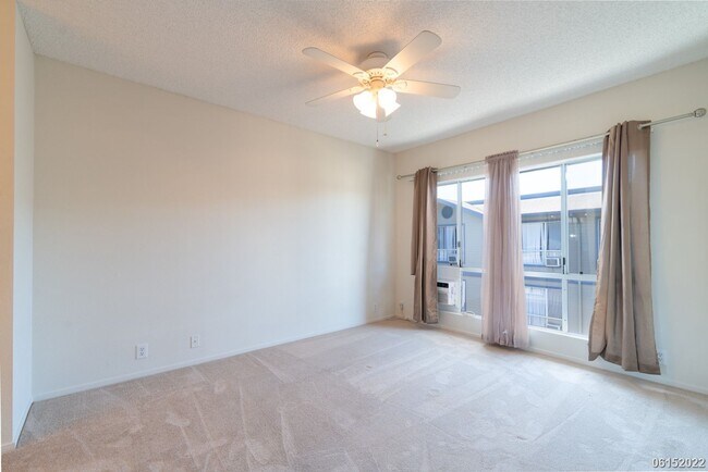 Building Photo - 2 Bedroom, 2 Bath Condo in Sun Rise Community