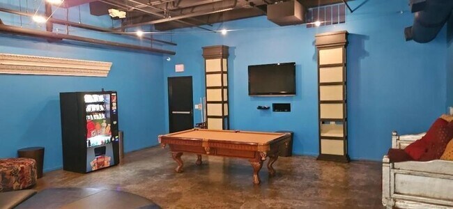 Building Photo - 705 Main St