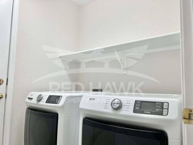 Building Photo - 721 E Sheffield Ave