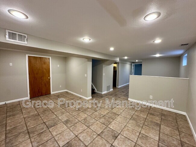Building Photo - 852 S Quail Way