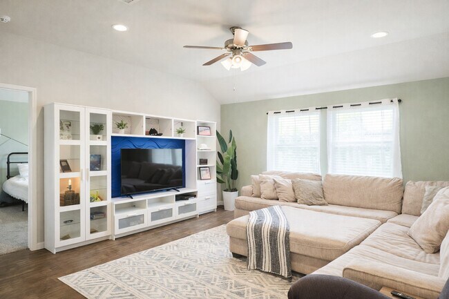Building Photo - 519 Kickapoo Dr