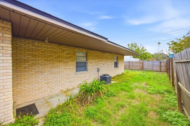 Building Photo - 2218 Brandy Pl