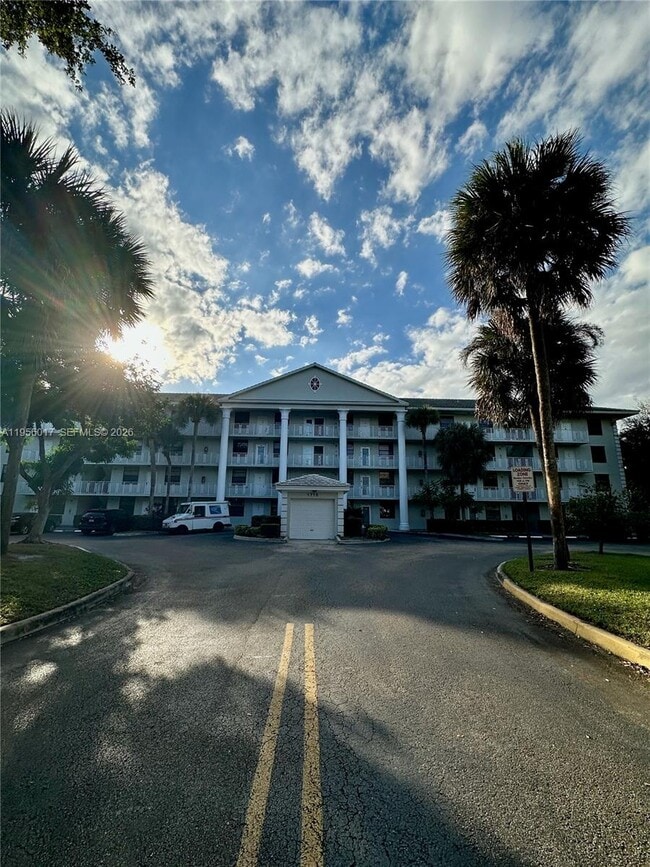 Building Photo - 1715 Whitehall Dr