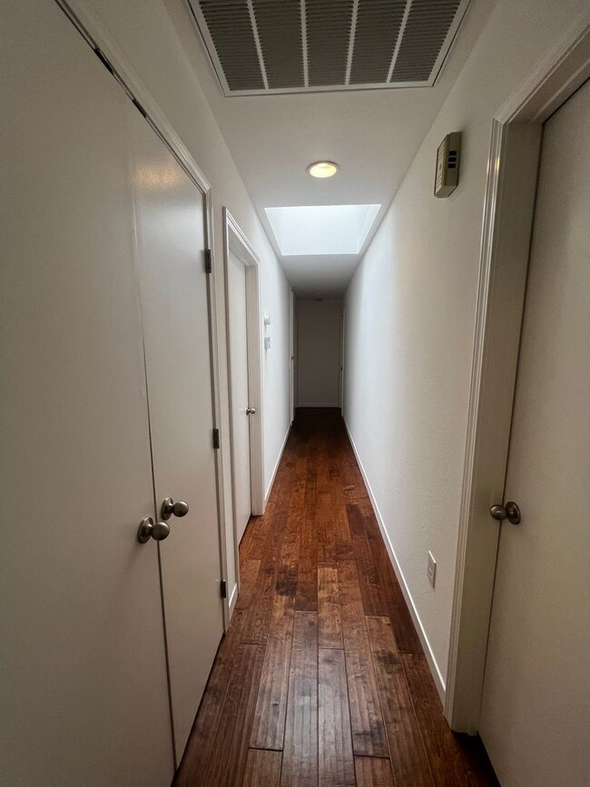 Building Photo - Updated 3 bedroom 2 bathroom Single Family...