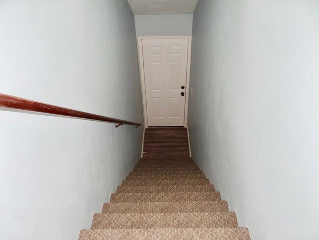 Building Photo - Rent Special- 1 month free with 12 month L...