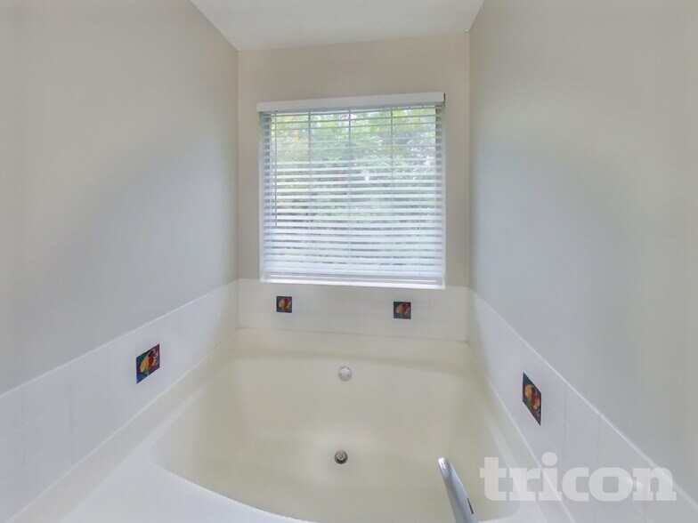 Building Photo - 1008 Carriage Trace Cir