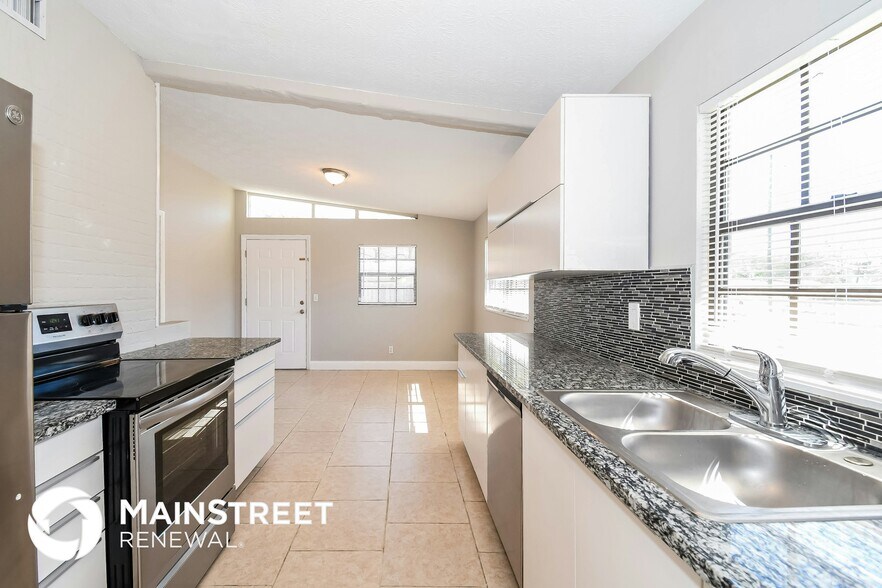 Building Photo - 7613 Crest Dr N