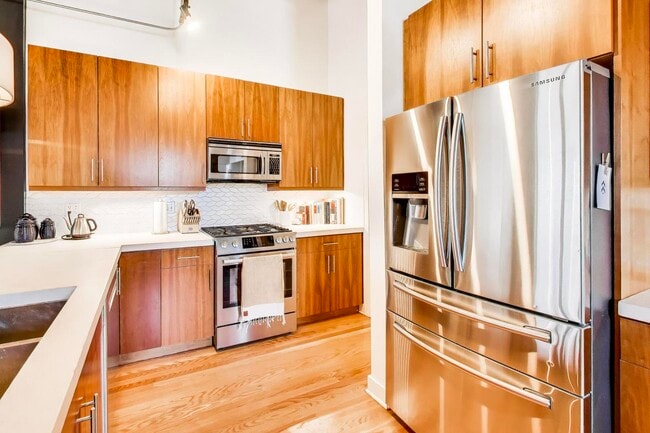 Building Photo - 1128 W Ardmore Ave