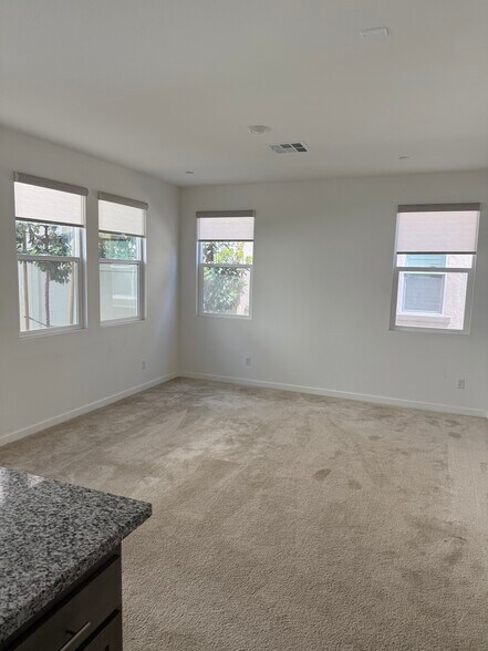 Family room - 26149 Park Ave
