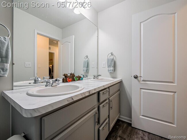 Building Photo - 8640 Quincy Dr
