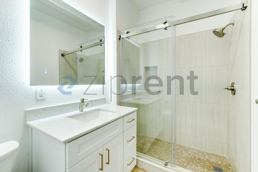 Building Photo - Unit n/a