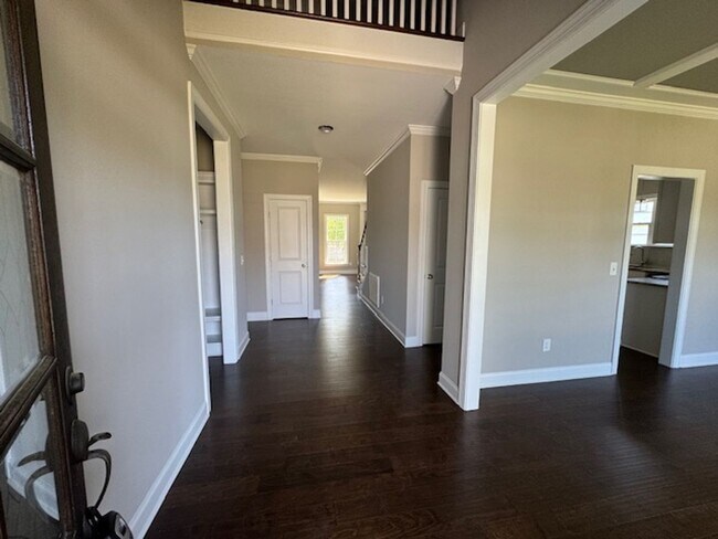 Building Photo - Like New and Move-in Ready!!