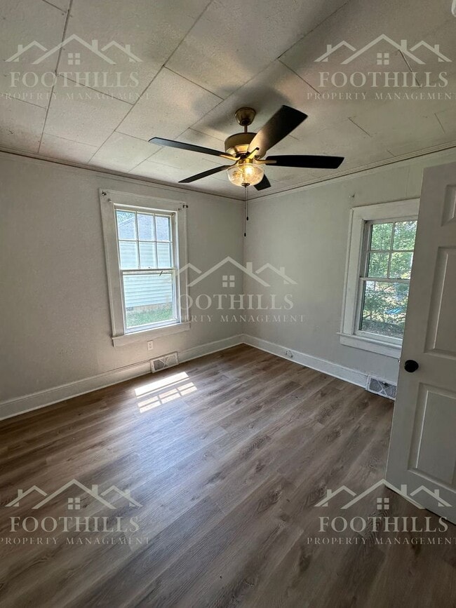 Building Photo - 1 Bedroom + Bonus Room Duplex with Storage...