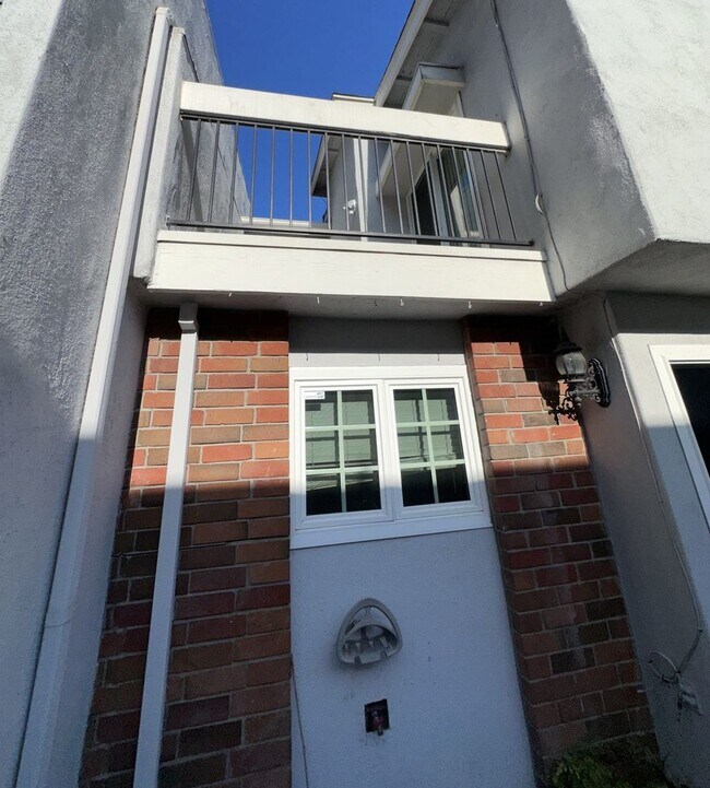 Building Photo - Townhouse - 2 Story, 3 Bedroom in the Beau...