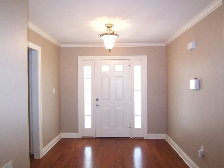 Building Photo - 127 Huntington Dr