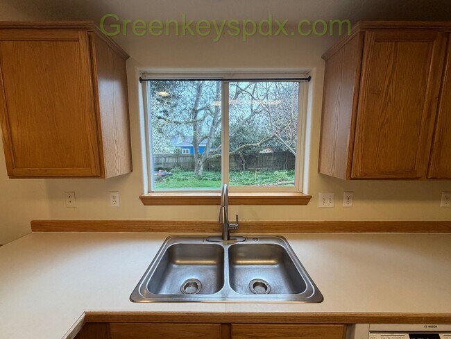 Building Photo - Charming 3-Bedroom/2.5-Bathroom House in the Cathedral Park Neighborhood of St. Johns