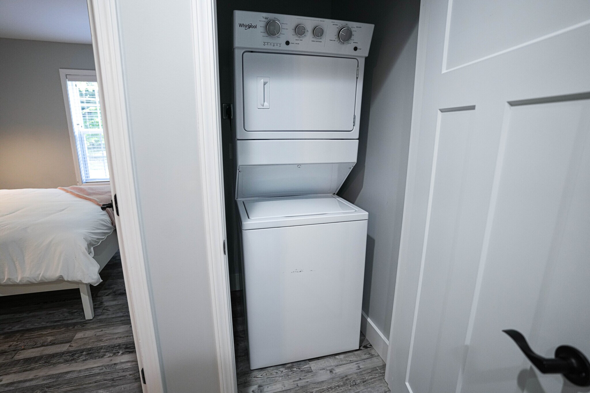 Building Photo - 1027 W 5th St