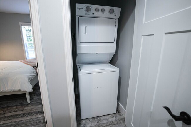 Building Photo - 1027 W 5th St