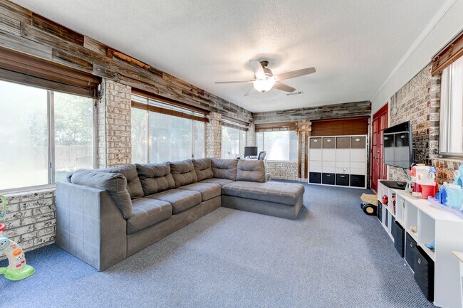 Building Photo - 303 Manning Dr