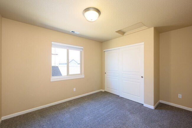 Building Photo - Wonderful 4 bedroom in SE Bend!