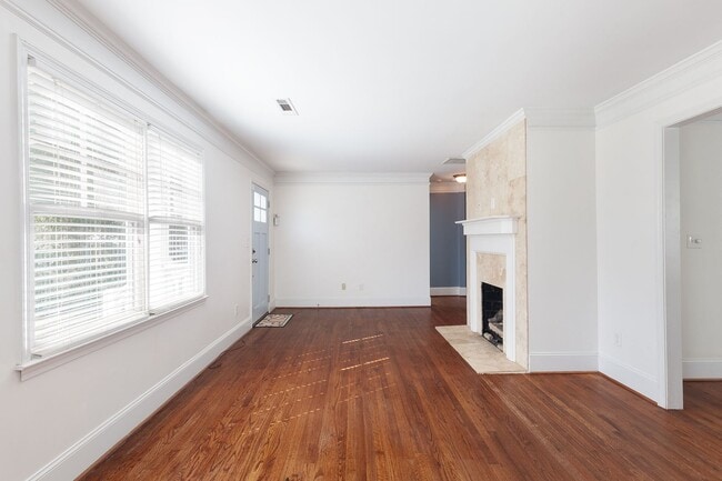 Building Photo - Updated 3/2 Bungalow w/ Large Backyard & M...