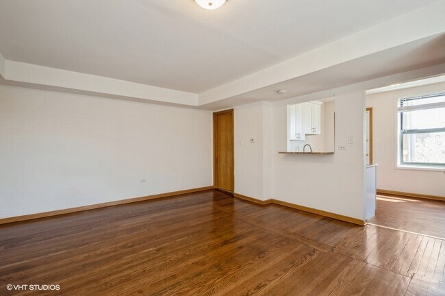 Building Photo - 1367 W Sunnyside Ave
