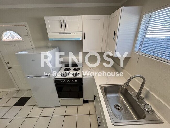 Building Photo - Modern, Solar Energy, 2-Bedroom detached Casita!