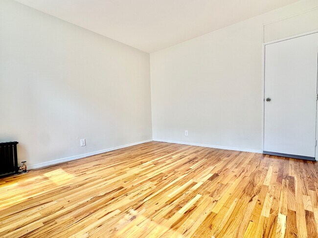 Building Photo - 209 W 108th St