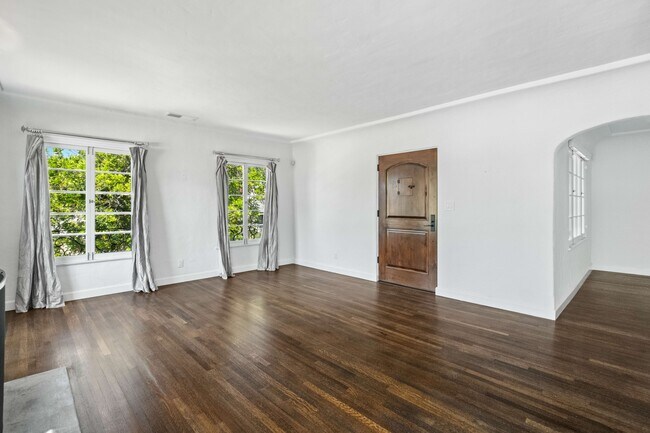 Building Photo - 1516 S Crest Dr