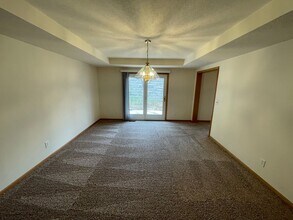Building Photo - Large and Spacious Duplex