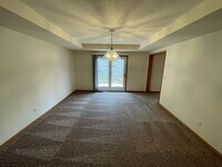 Building Photo - Large and Spacious Duplex
