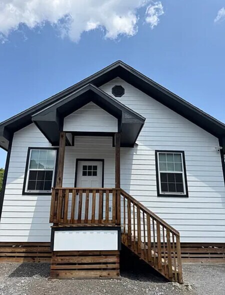 Building Photo - 241 Dogwood St