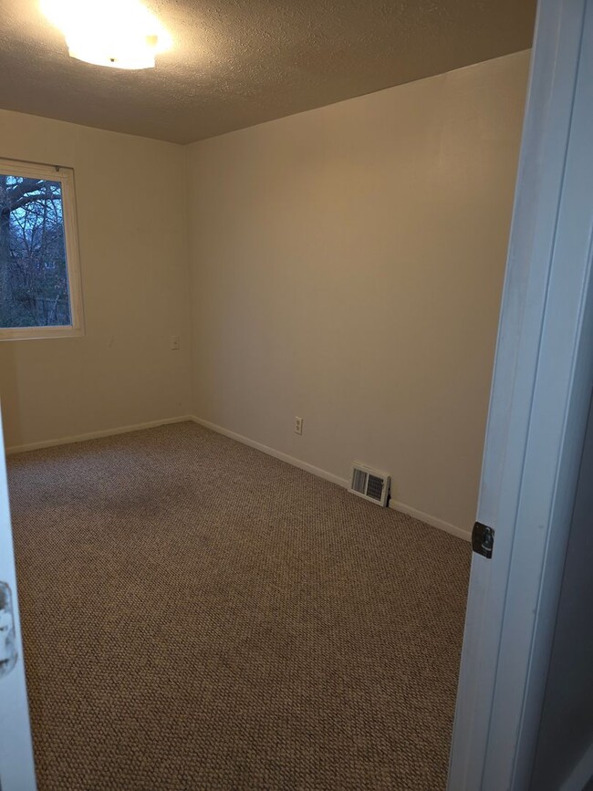 Building Photo - Condo/Townhome