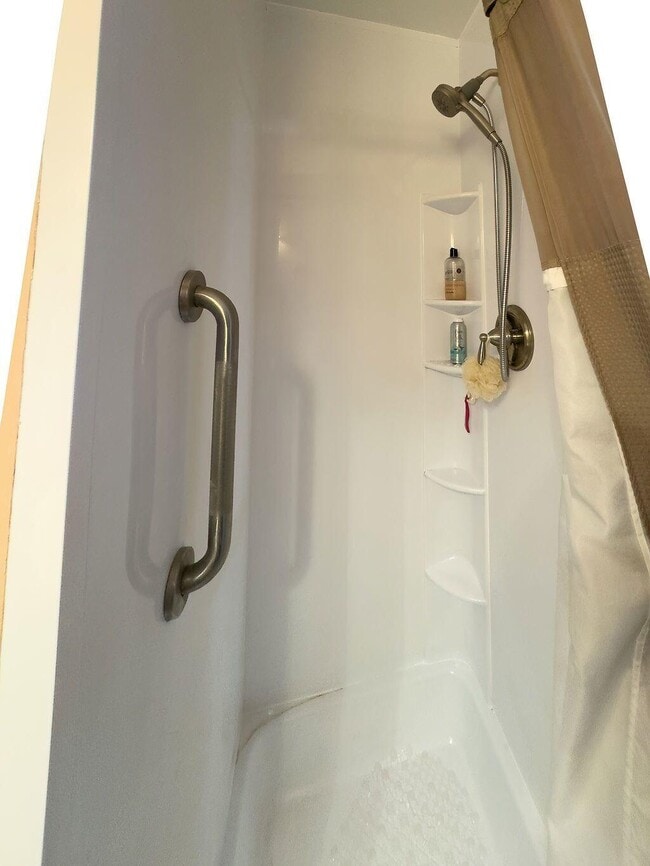 Building Photo - 902 NE 34th St