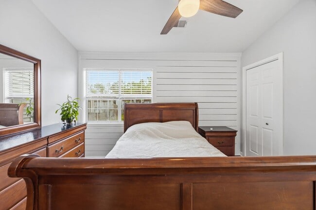 Building Photo - Modern Comfort & Convenience in Regents Green Townhome