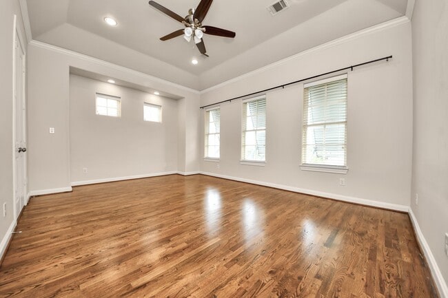Building Photo - 210 E 28th St