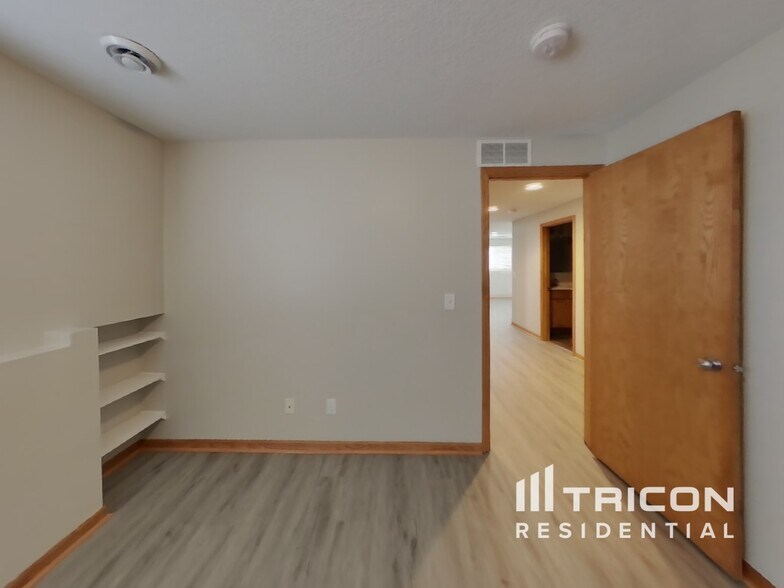 Building Photo - 102 Charity Cir