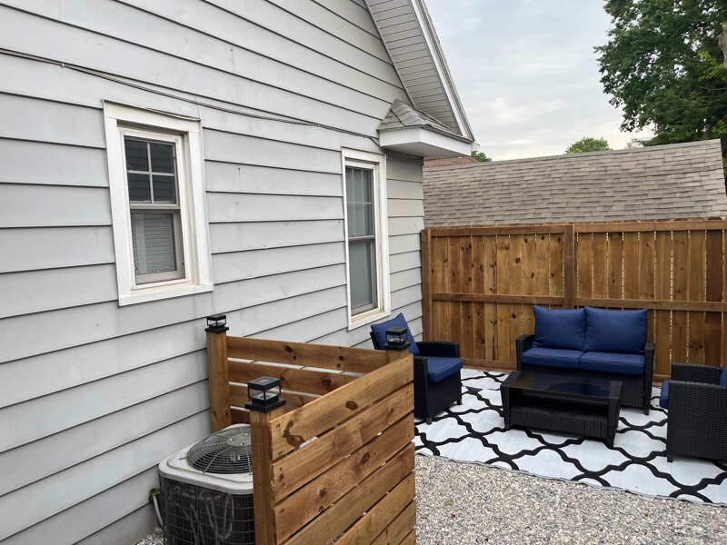 Building Photo - 369 E Tuscarawas Ave