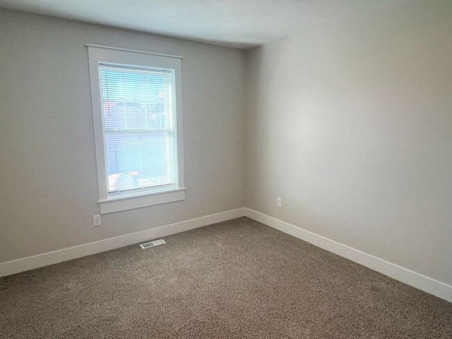 Building Photo - Three Bedroom Townhome