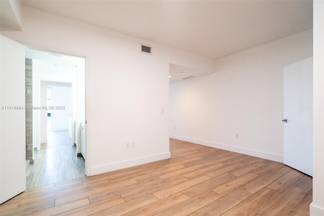 Building Photo - 1010 Brickell Ave