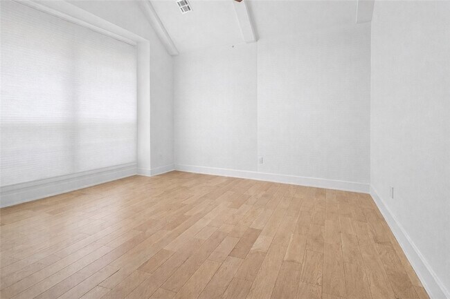 Building Photo - 110 SE G Ct