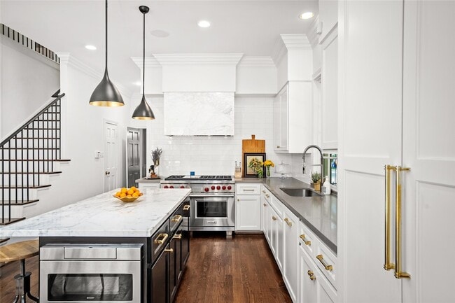 Building Photo - 5527 Briar Dr