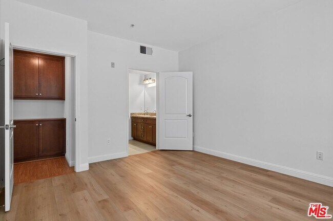 Building Photo - 360 W Ave 26
