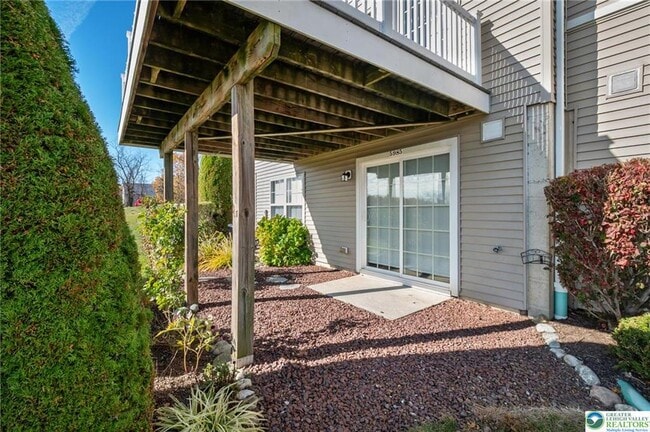 Building Photo - 5985 Saratoga Ln