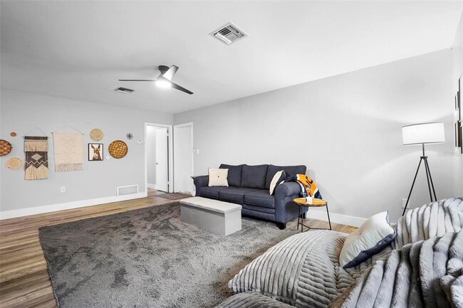 Building Photo - 412 Pinar Dr