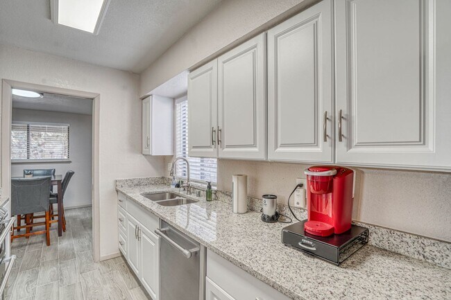 Building Photo - 311 Zenith Dr