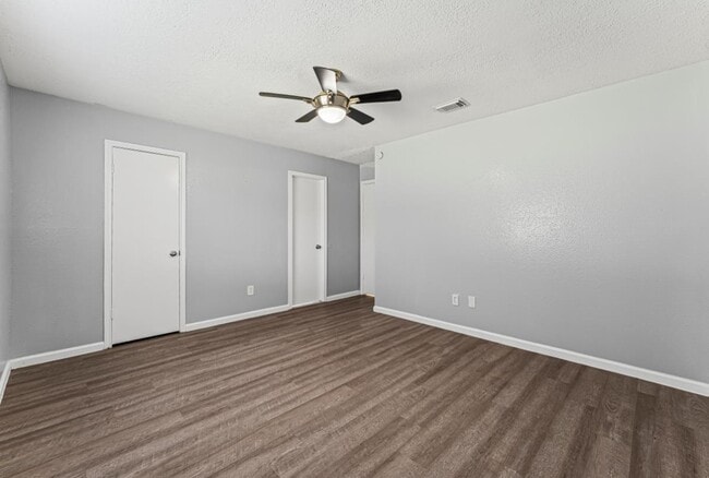 Building Photo - 2808 Pinewood Dr