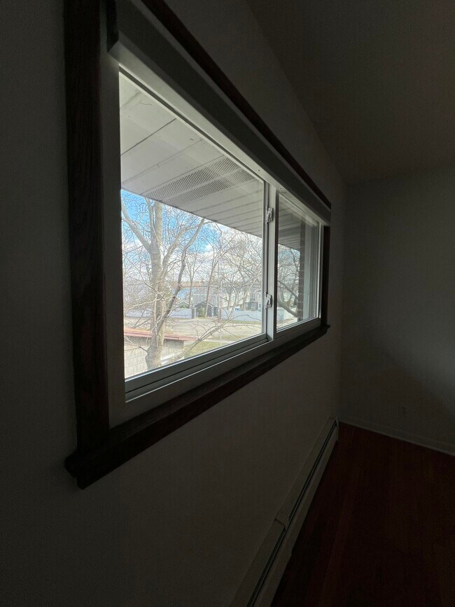 Building Photo - 1335 W Main St